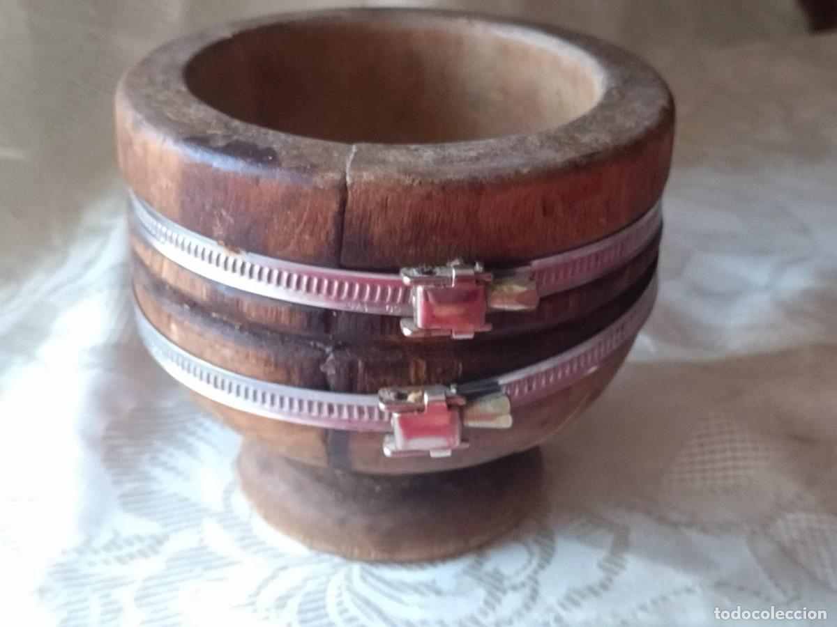 Antig&uuml;edades: Antiguo mortero almirez de madera, la&ntilde;ado con abrazaderas. - Foto 2