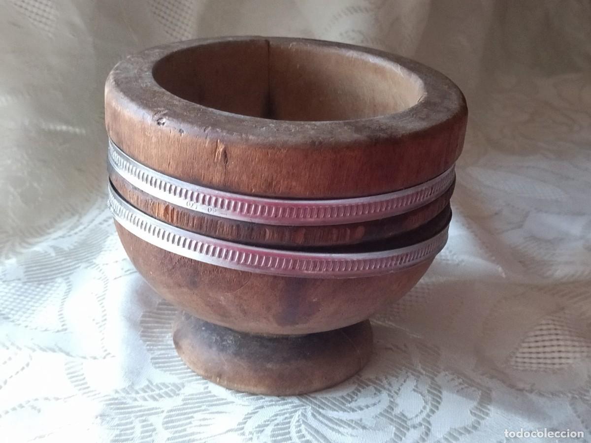Antig&uuml;edades: Antiguo mortero almirez de madera, la&ntilde;ado con abrazaderas. - Foto 3