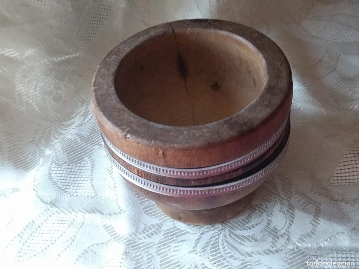 Antig&uuml;edades: Antiguo mortero almirez de madera, la&ntilde;ado con abrazaderas. - Foto 4