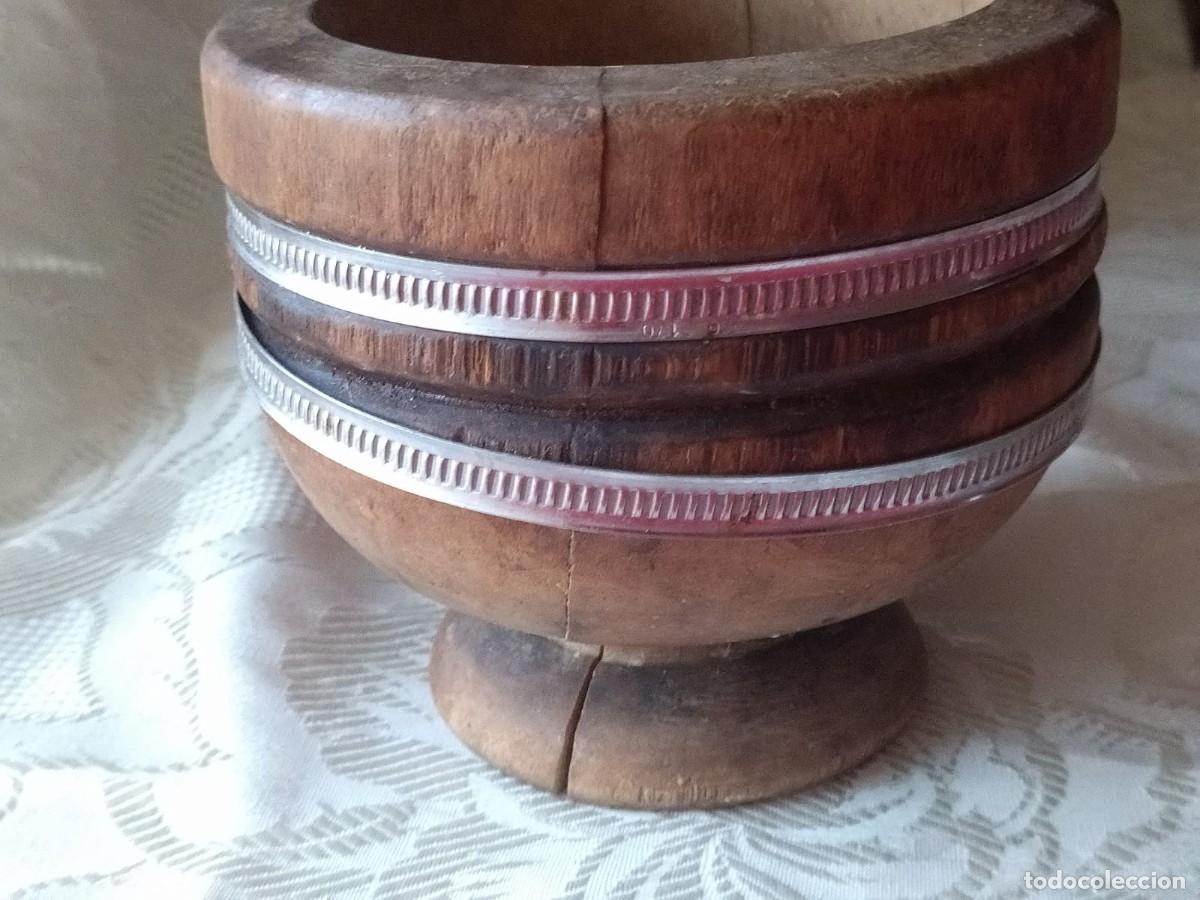 Antig&uuml;edades: Antiguo mortero almirez de madera, la&ntilde;ado con abrazaderas. - Foto 5