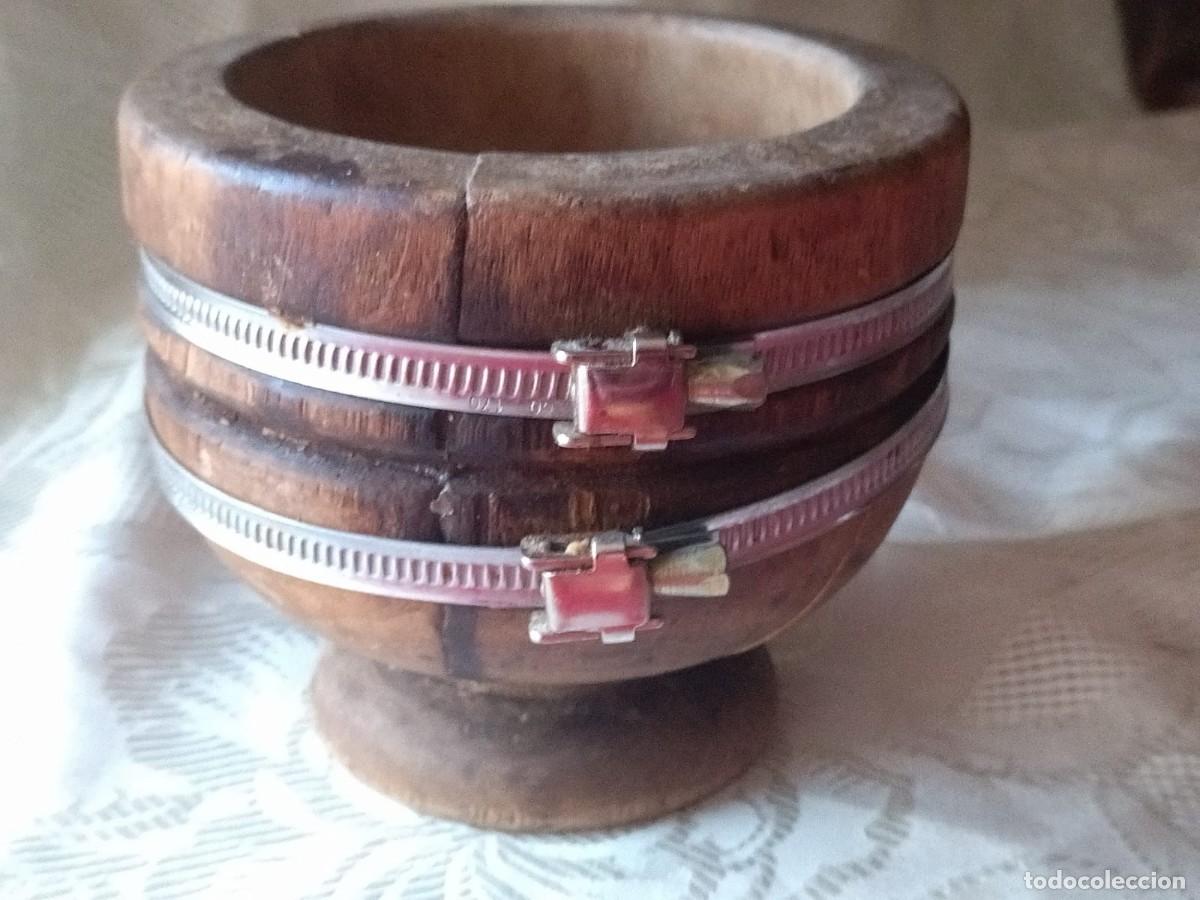 Antig&uuml;edades: Antiguo mortero almirez de madera, la&ntilde;ado con abrazaderas. - Foto 7
