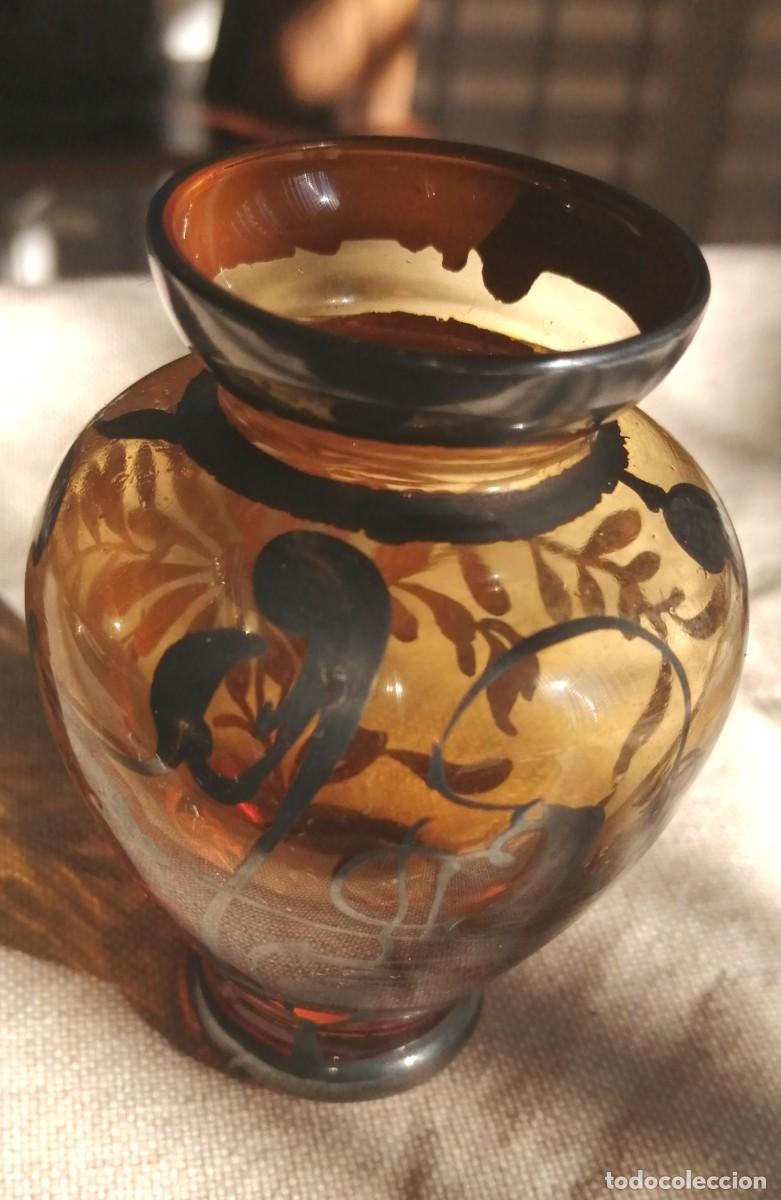 Antig&uuml;edades: Jarroncito de vidrio vintage, vidrio amarillo &aacute;mbar, con decoraci&oacute;n pintada a mano. Art deco