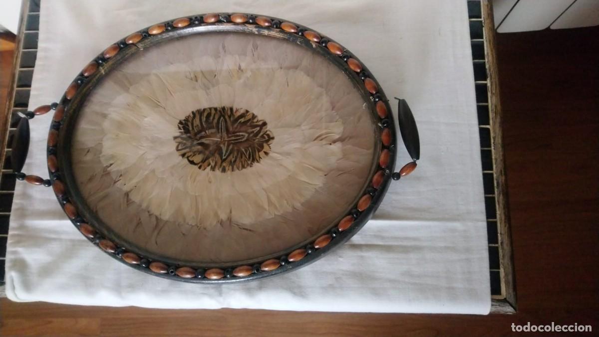 Antig&uuml;edades: bandeja con plumas ave. madera y cristal - Foto 4
