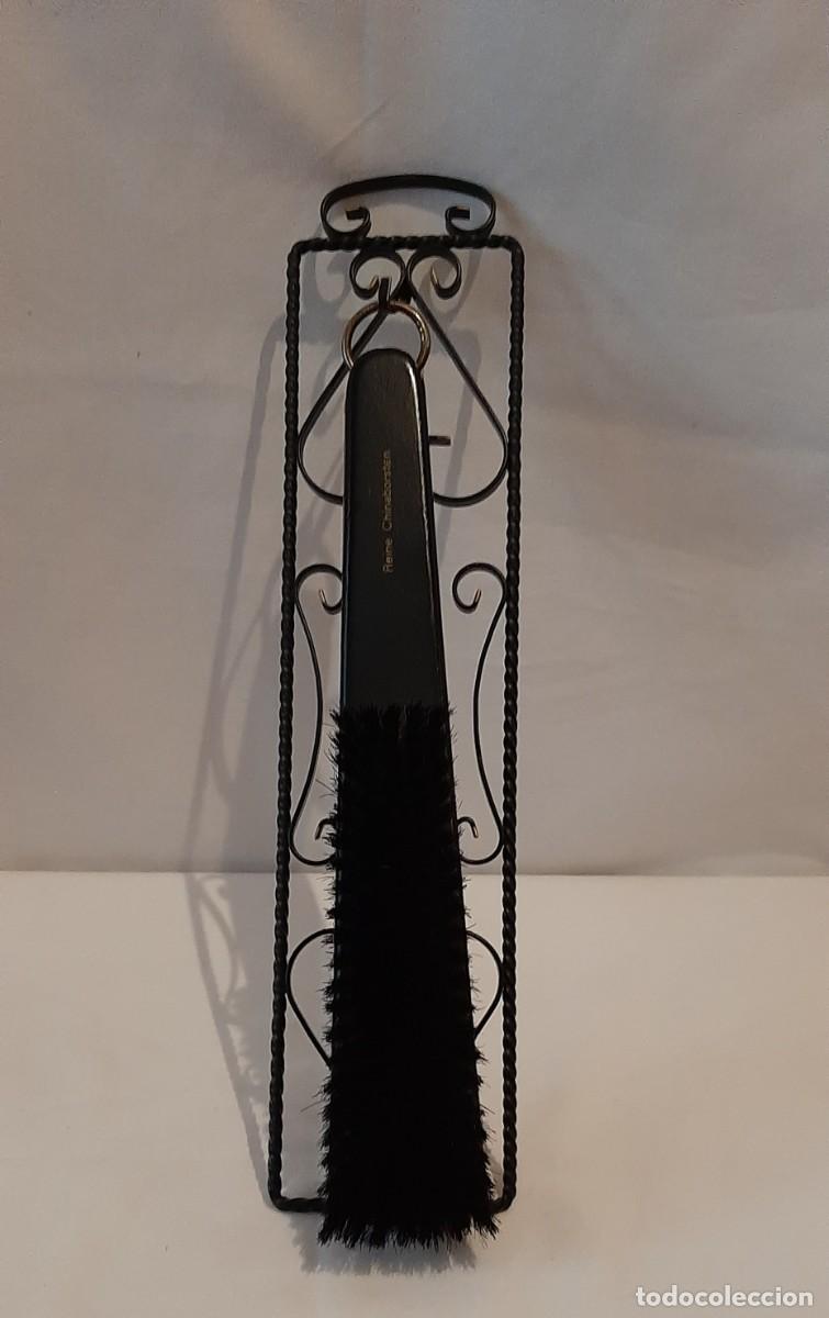Antig&uuml;edades: Antiguo cepillo de ropa con soporte forja - Foto 1