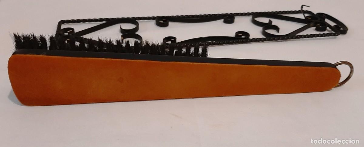 Antig&uuml;edades: Antiguo cepillo de ropa con soporte forja - Foto 5