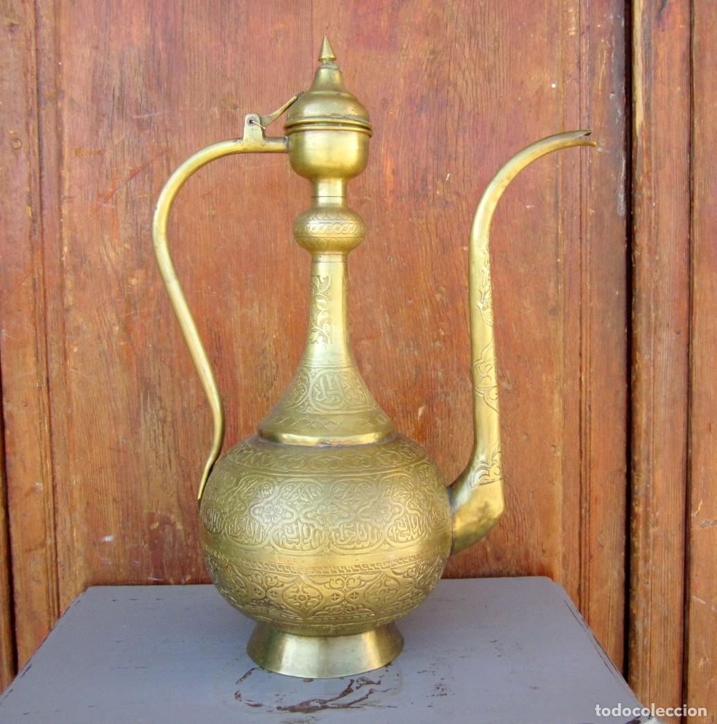 Antig&uuml;edades: Gran tetera oriental en laton grabado - Foto 1