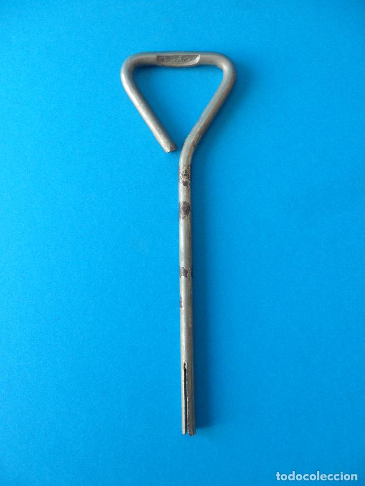 Antig&uuml;edades: Antigua llave abrelatas de 14,5 cm. - Foto 2