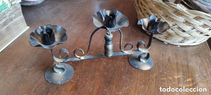 Antig&uuml;edades: CANDELABRO DE METAL PARA 3 VELAS - Foto 1