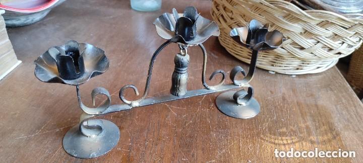 Antig&uuml;edades: CANDELABRO DE METAL PARA 3 VELAS - Foto 2