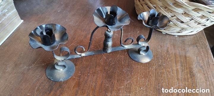 Antig&uuml;edades: CANDELABRO DE METAL PARA 3 VELAS - Foto 3
