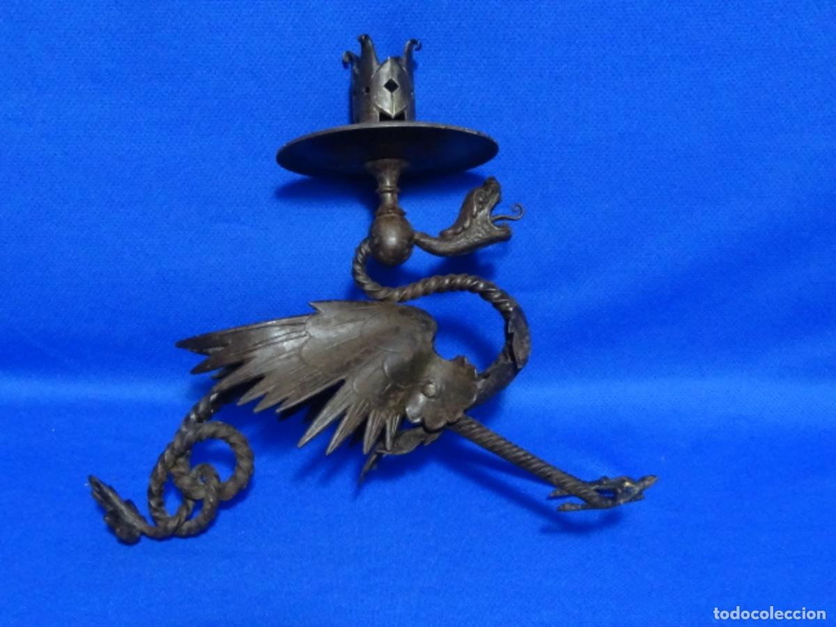 Antig&uuml;edades: PORTAVELA EN FORJA DRAG&Oacute;N GAUDIANO. SIGLO XIX.