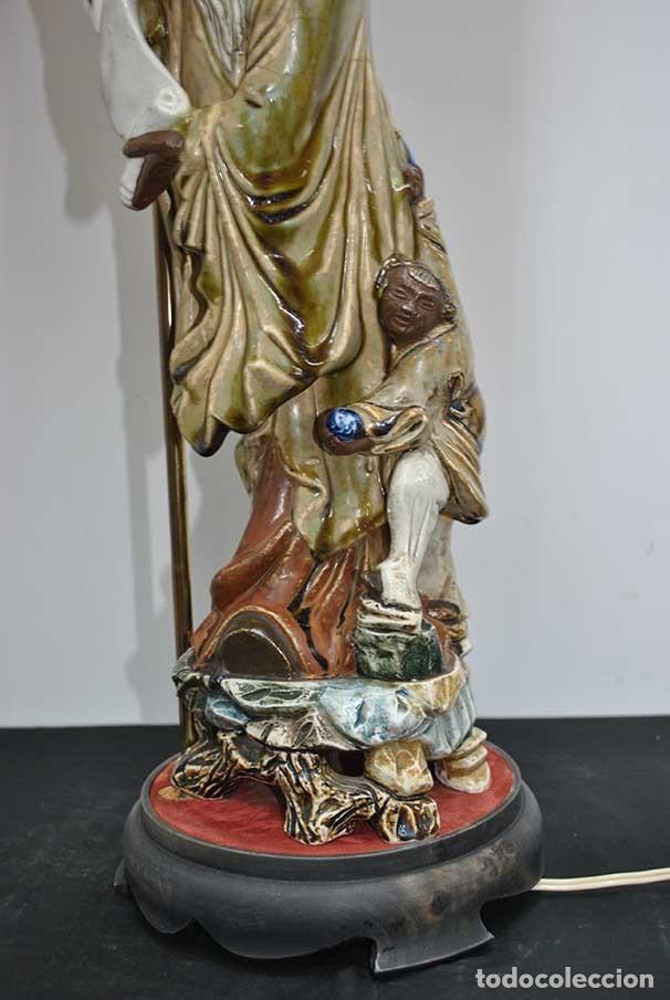 Antig&uuml;edades: L&Aacute;MPARA DE MESA CON FIGURAS DE BUDAS - Foto 5