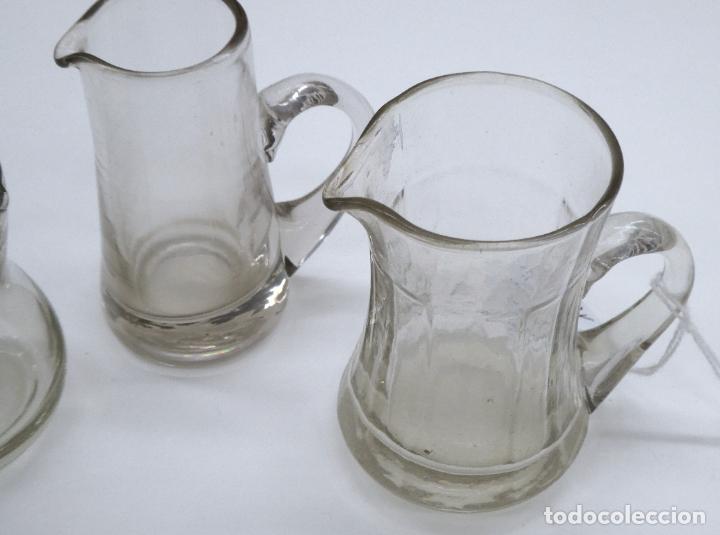 Antig&uuml;edades: 3 jarritas de cristal - Foto 3