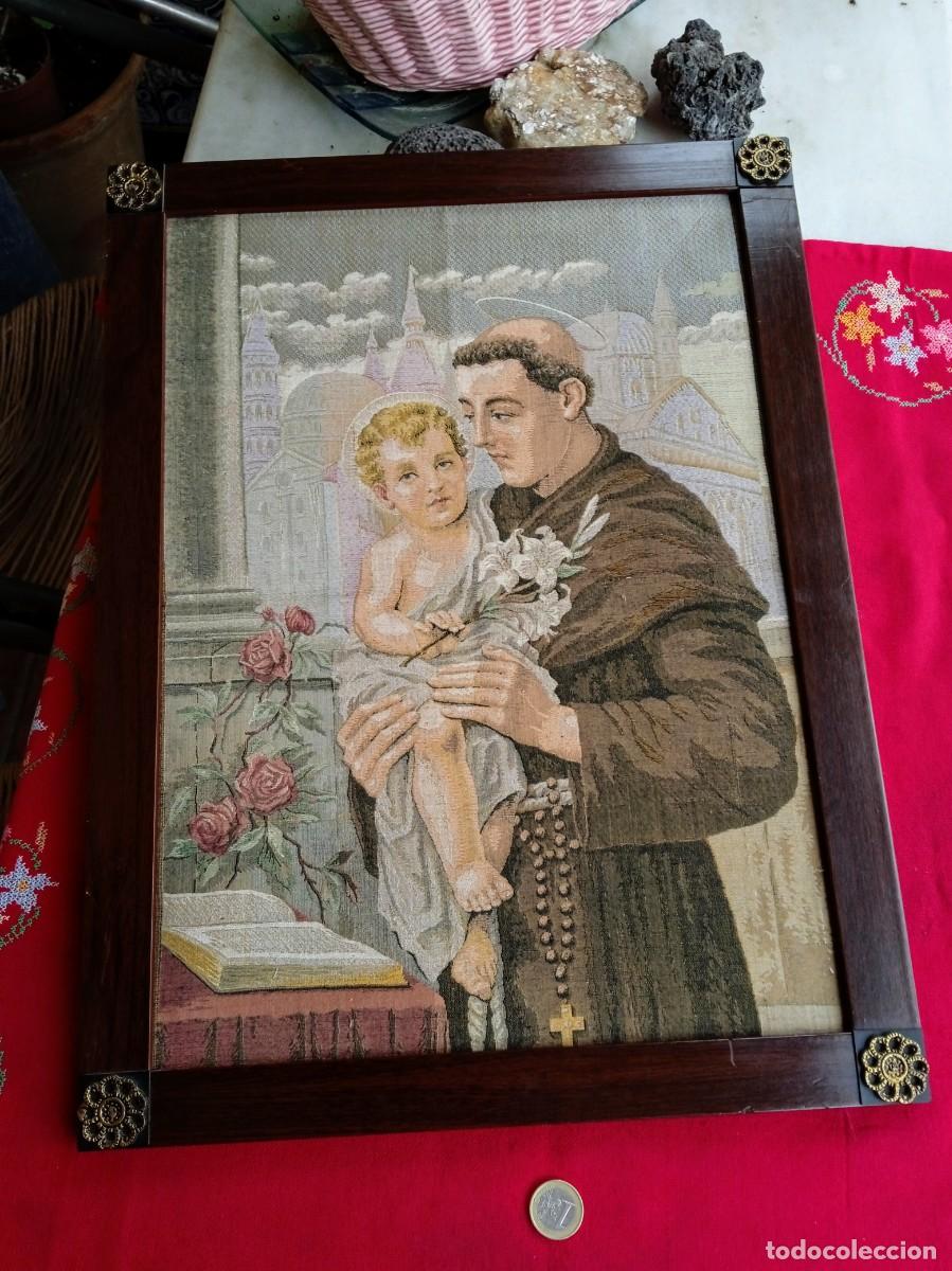 Antig&uuml;edades: Cuadro con tapiz antiguo de San Antonio - Foto 1