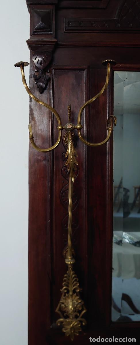 Antig&uuml;edades: Perchero con espejo de madera. - Foto 1