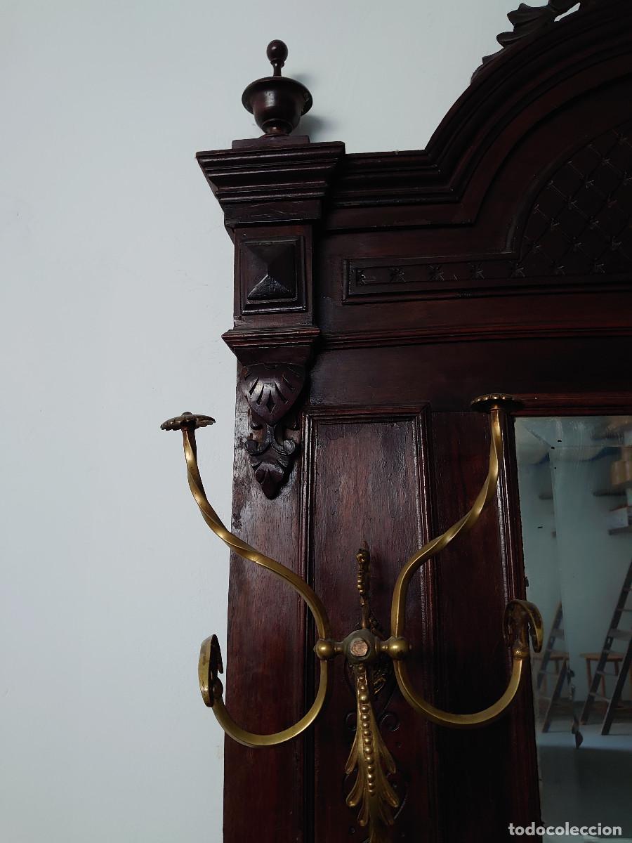 Antig&uuml;edades: Perchero con espejo de madera. - Foto 6