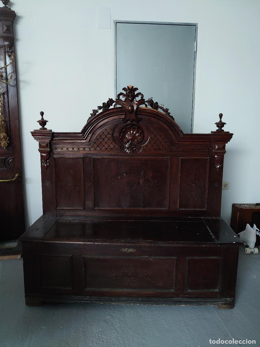 Antig&uuml;edades: Banco de madera con asiento ba&uacute;l. - Foto 2