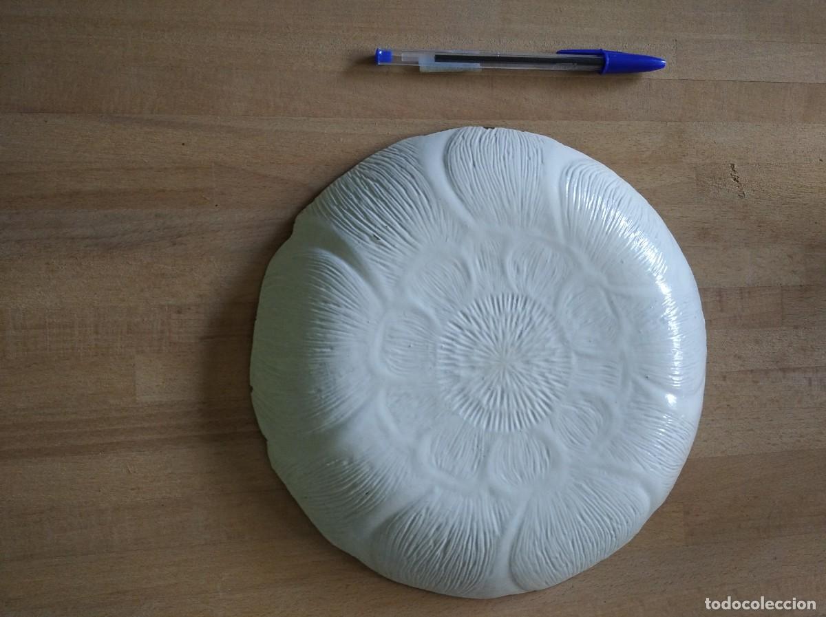 Antig&uuml;edades: ANTIGUO PLATO CON FLOR - Foto 2
