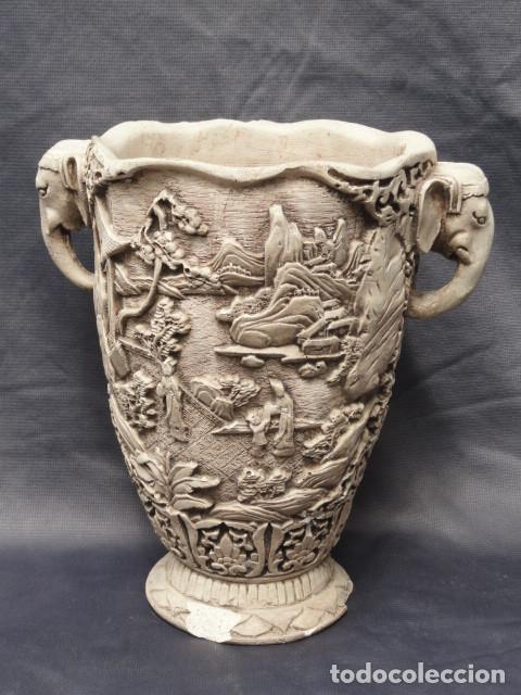 Antig&uuml;edades: MACETERO JARR&Oacute;N DE YESO CON DECORACI&Oacute;N ORIENTAL. - Foto 1