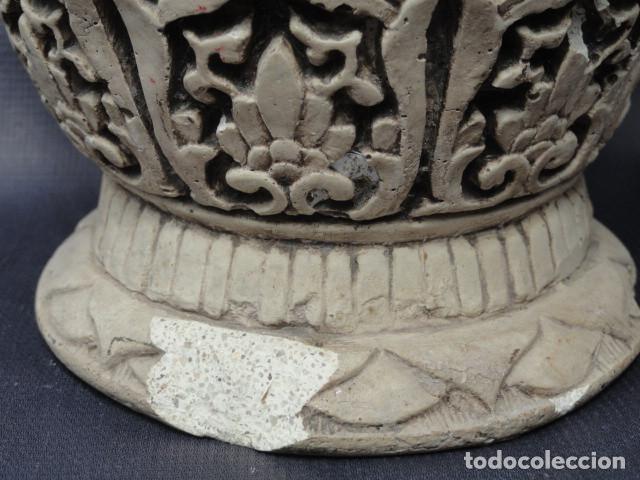 Antig&uuml;edades: MACETERO JARR&Oacute;N DE YESO CON DECORACI&Oacute;N ORIENTAL. - Foto 2