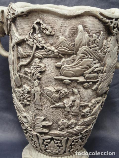 Antig&uuml;edades: MACETERO JARR&Oacute;N DE YESO CON DECORACI&Oacute;N ORIENTAL. - Foto 3