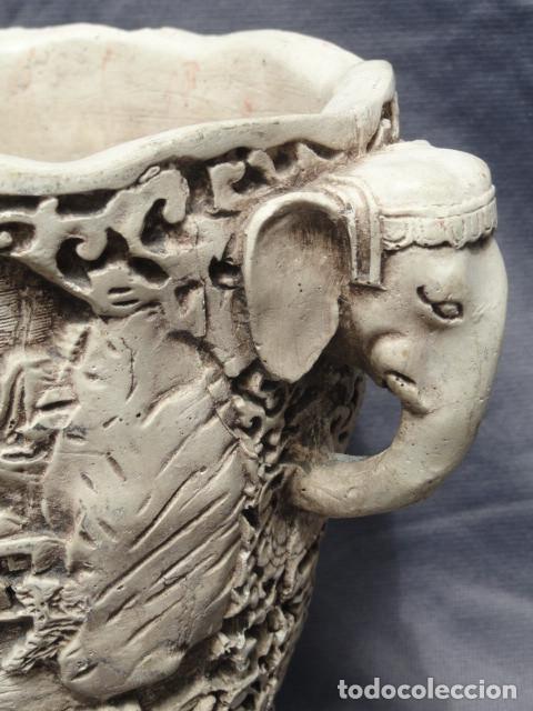Antig&uuml;edades: MACETERO JARR&Oacute;N DE YESO CON DECORACI&Oacute;N ORIENTAL. - Foto 4