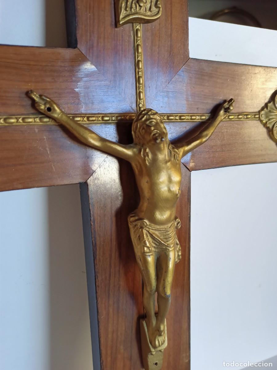 Antig&uuml;edades: Crucifijo de madera y metal - Foto 2