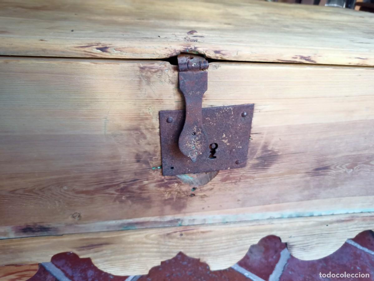 Antig&uuml;edades: Arca o arc&oacute;n serrano en madera de pino - Foto 3