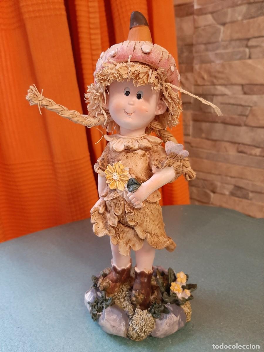 Antig&uuml;edades: FIGURA DE MU&Ntilde;ECA CON PELO DE PAJA - Foto 2