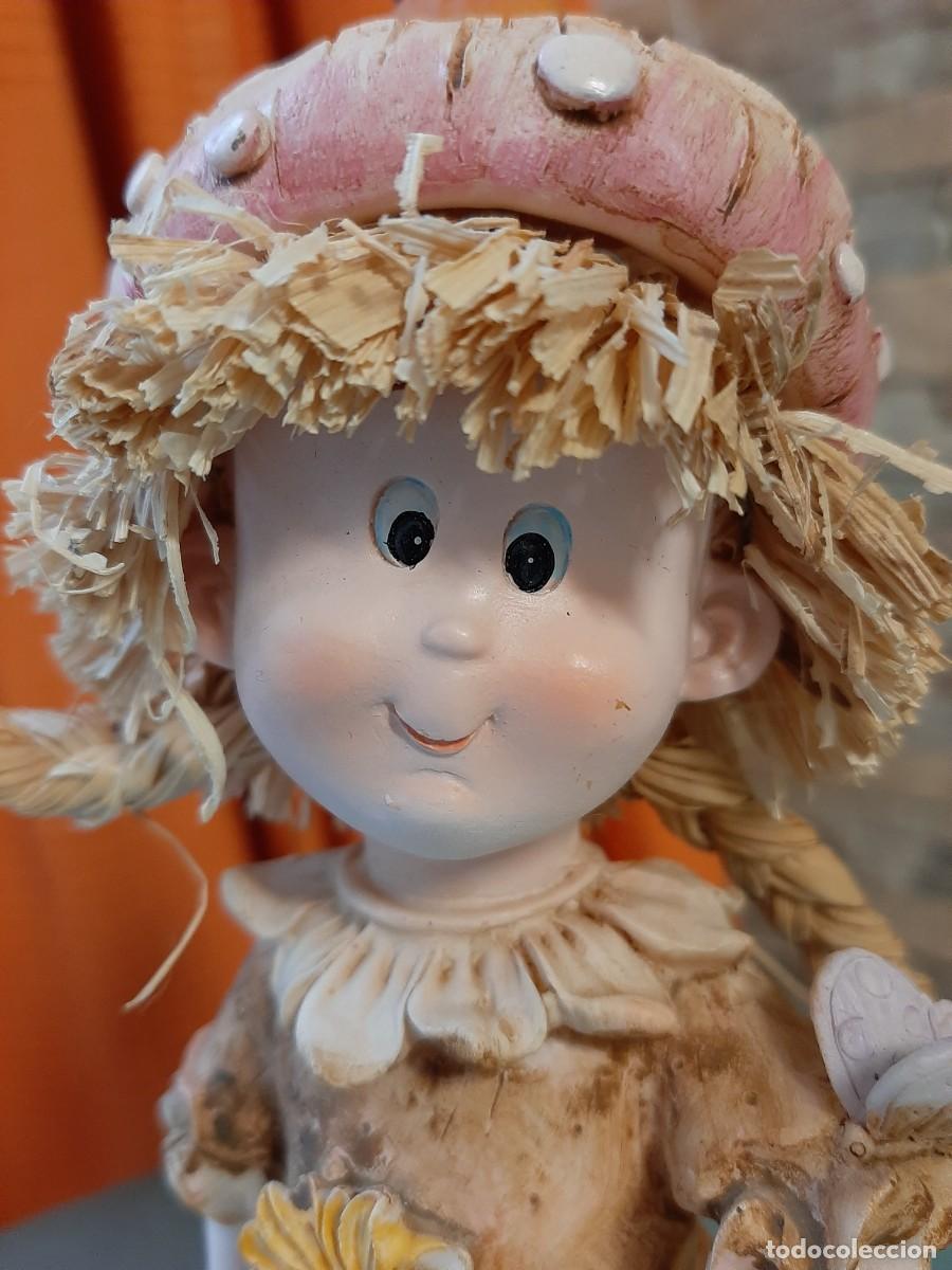Antig&uuml;edades: FIGURA DE MU&Ntilde;ECA CON PELO DE PAJA - Foto 4