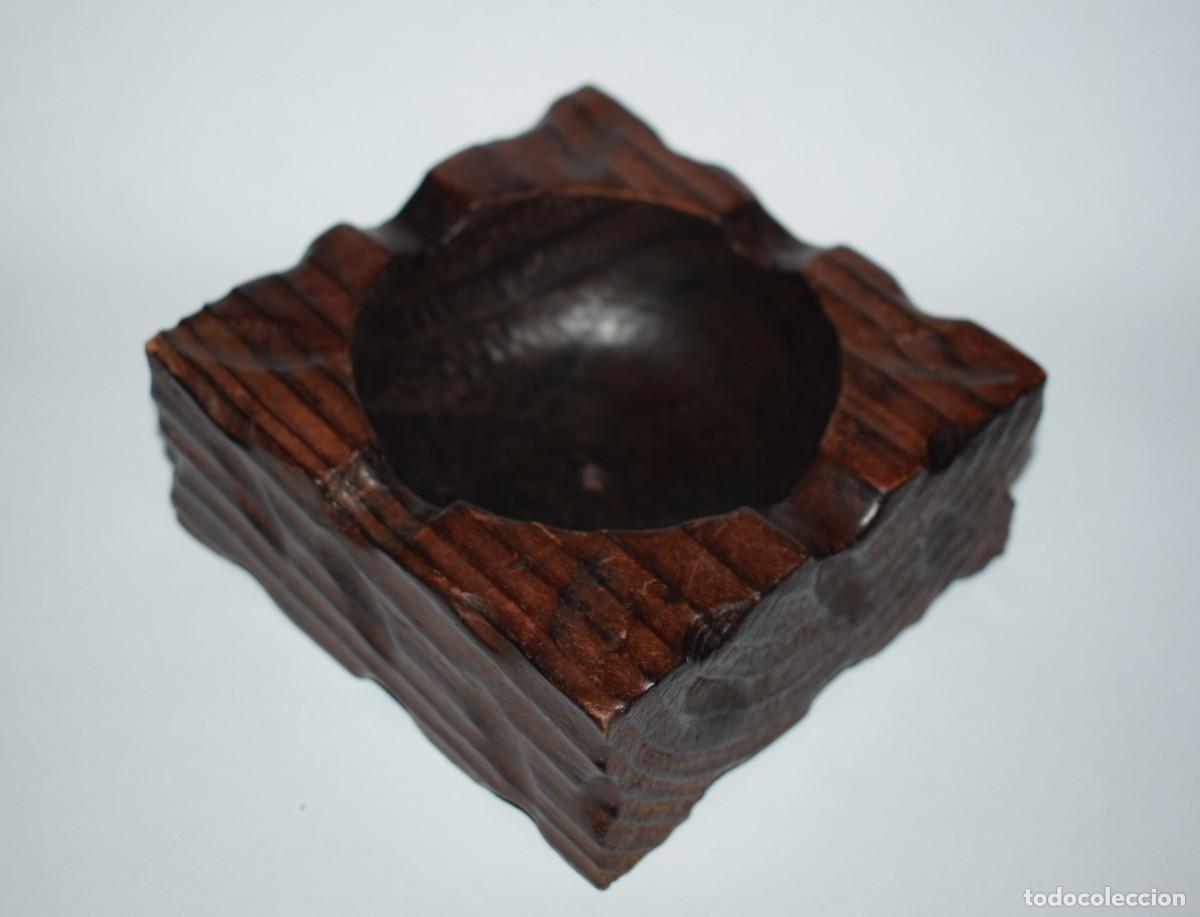 Antig&uuml;edades: Cenicero r&uacute;stico de madera con forma cuadrada - Foto 2