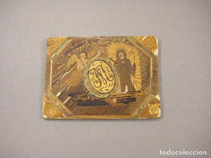 Antiquit&eacute;s: TABLA HECHA DE MARQUETER&Iacute;A EN PAJA CON LA IMAGEN DE UN SANTO. SAN JUAN O SAN ANTONIO. SIGLO XIX