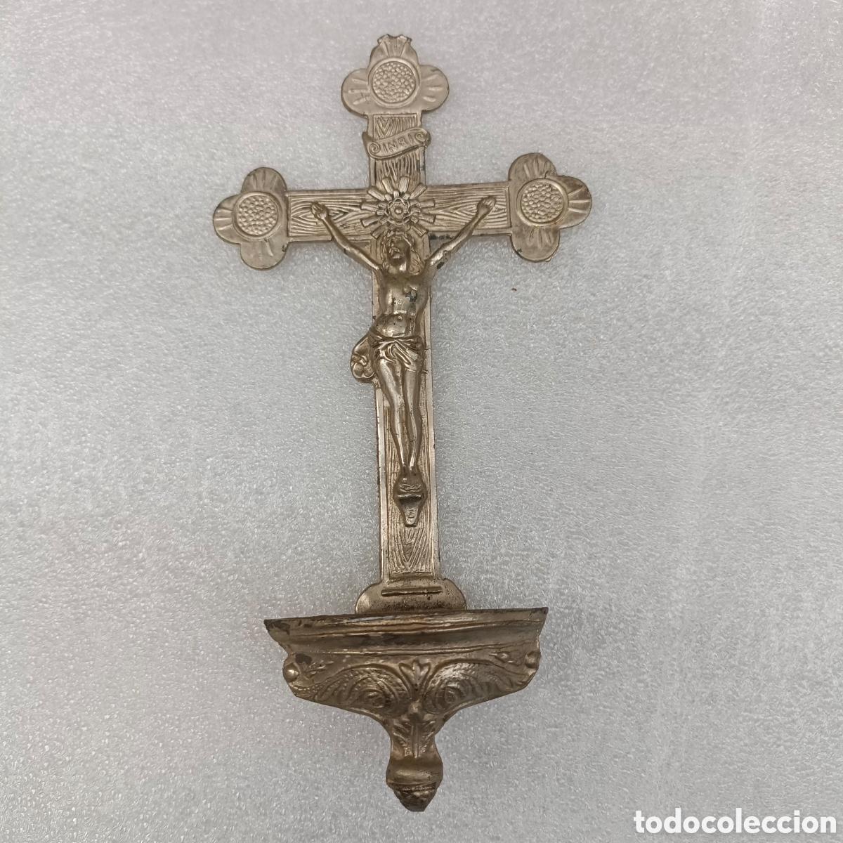 Antig&uuml;edades: Benditera de metal, inri - Foto 1