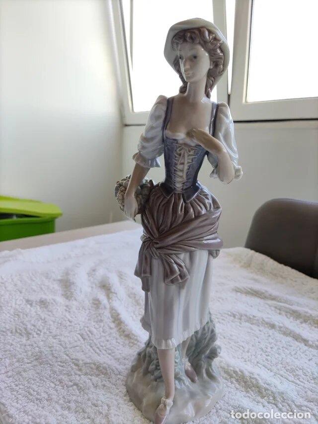 Antig&uuml;edades: figura de lladr&oacute; de ni&ntilde;a con cesta - Foto 1