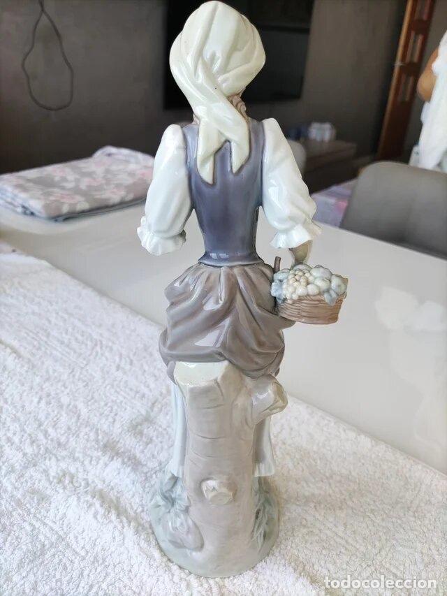 Antig&uuml;edades: figura de lladr&oacute; de ni&ntilde;a con cesta - Foto 2