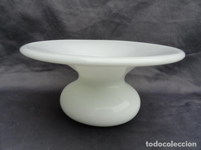 Antig&uuml;edades: BONITO CENTRO DE MESA DE CRISTAL BLANCO. - Foto 1