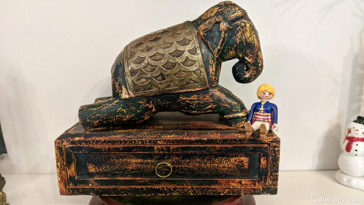 Antig&uuml;edades: ELEFANTE MADERA Y LATON CON CAJONERA - Foto 1