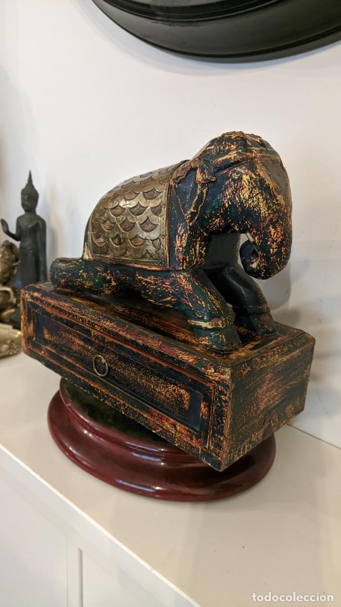 Antig&uuml;edades: ELEFANTE MADERA Y LATON CON CAJONERA - Foto 2
