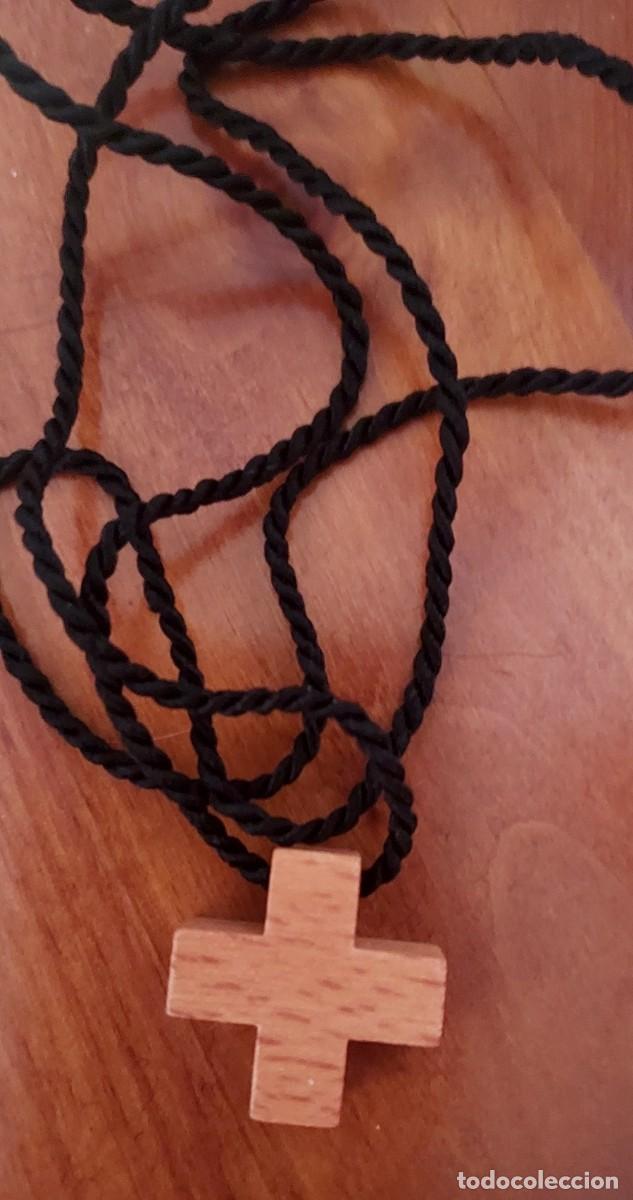 Antig&uuml;edades: Peque&ntilde;a cruz de madera con cord&oacute;n - Foto 1