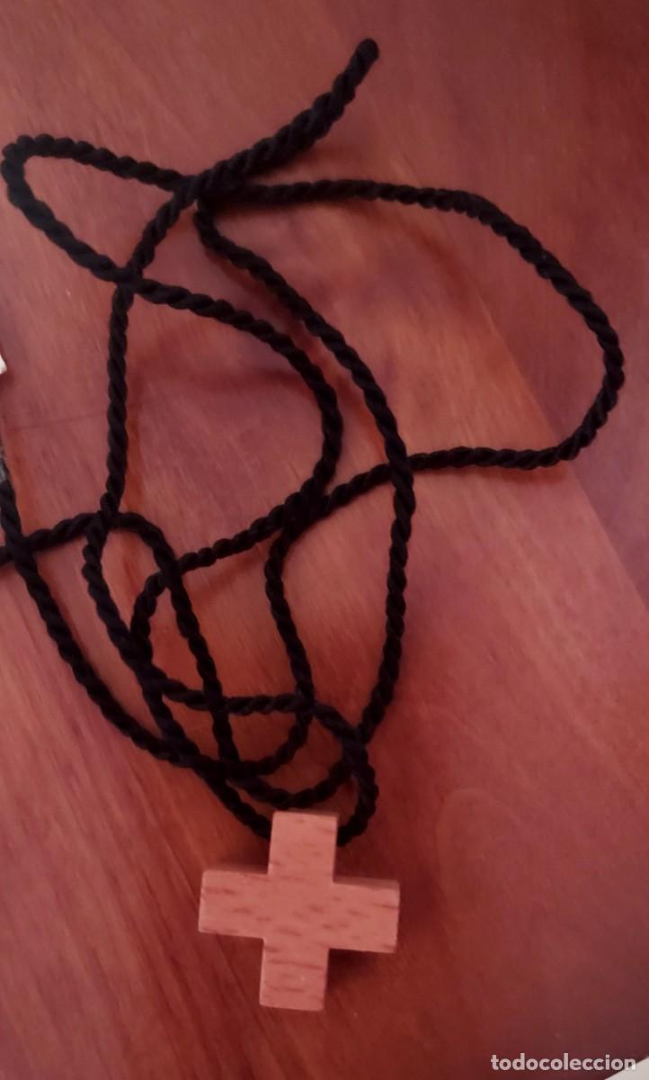 Antig&uuml;edades: Peque&ntilde;a cruz de madera con cord&oacute;n - Foto 2