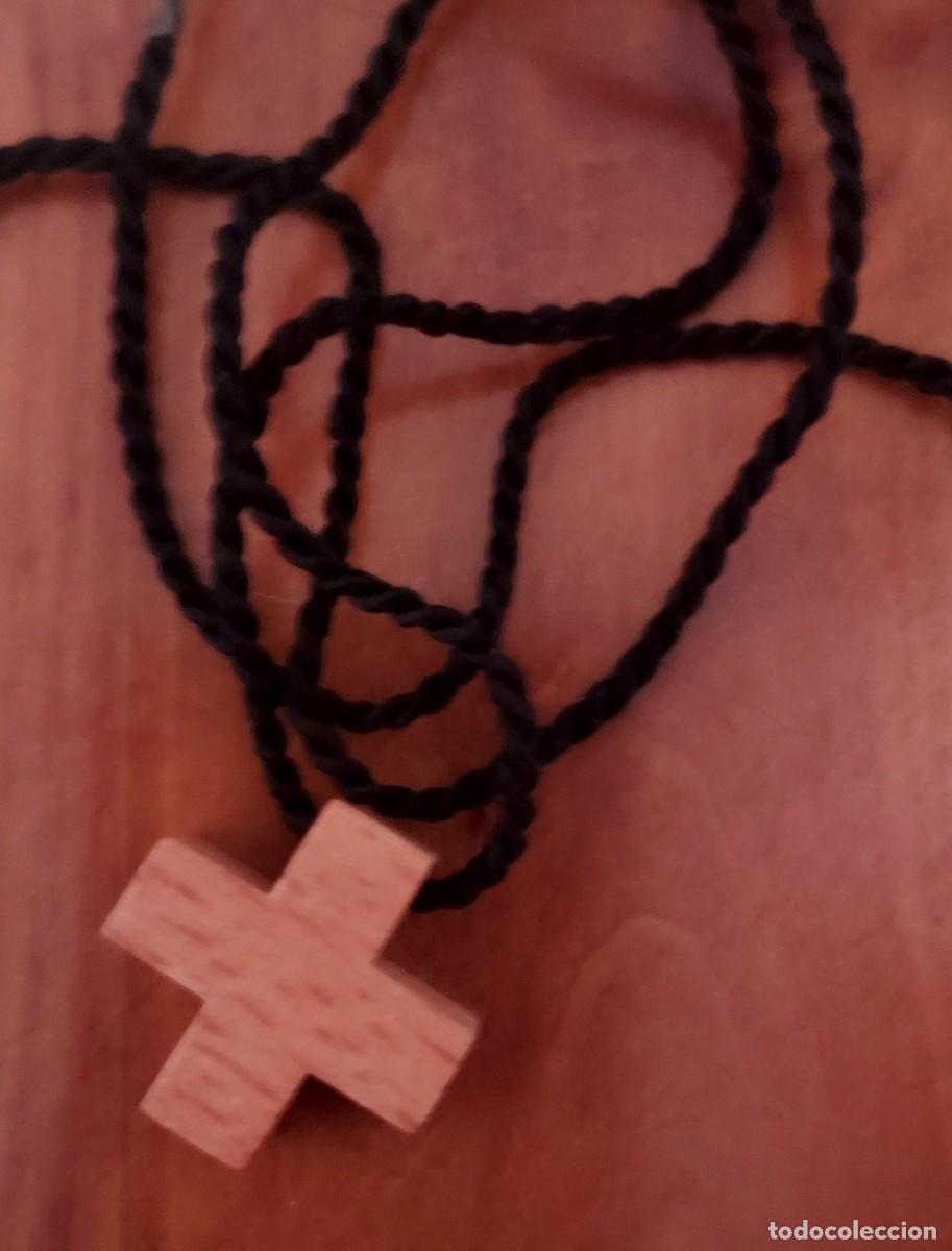 Antig&uuml;edades: Peque&ntilde;a cruz de madera con cord&oacute;n - Foto 3