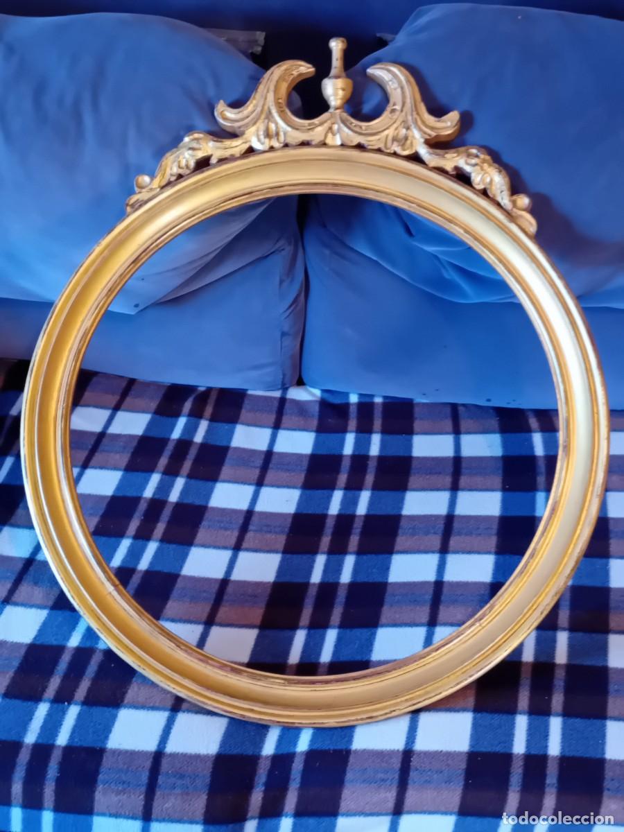 Antig&uuml;edades: Marco redondo dorado con copete - Foto 1
