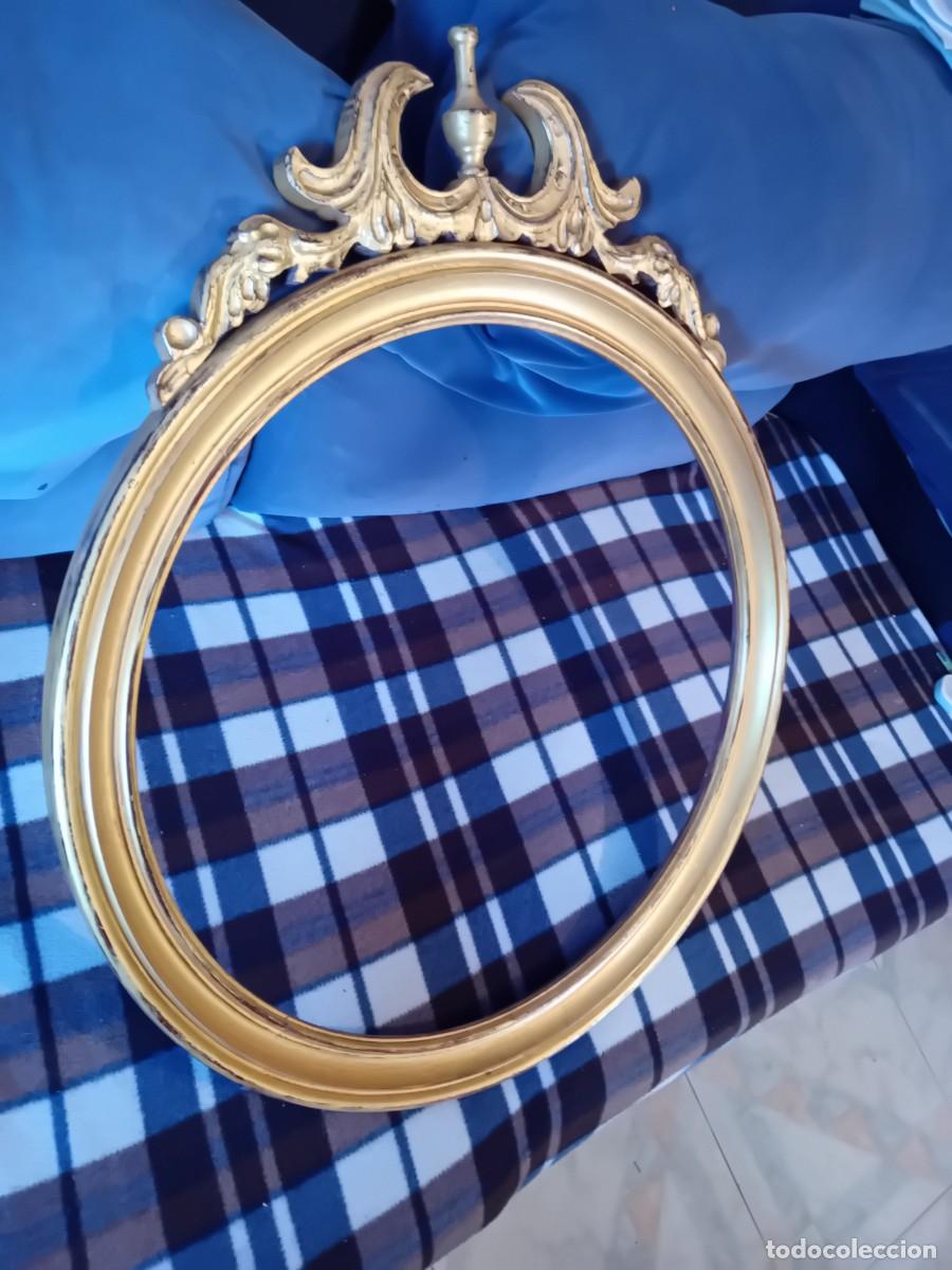 Antig&uuml;edades: Marco redondo dorado con copete - Foto 2
