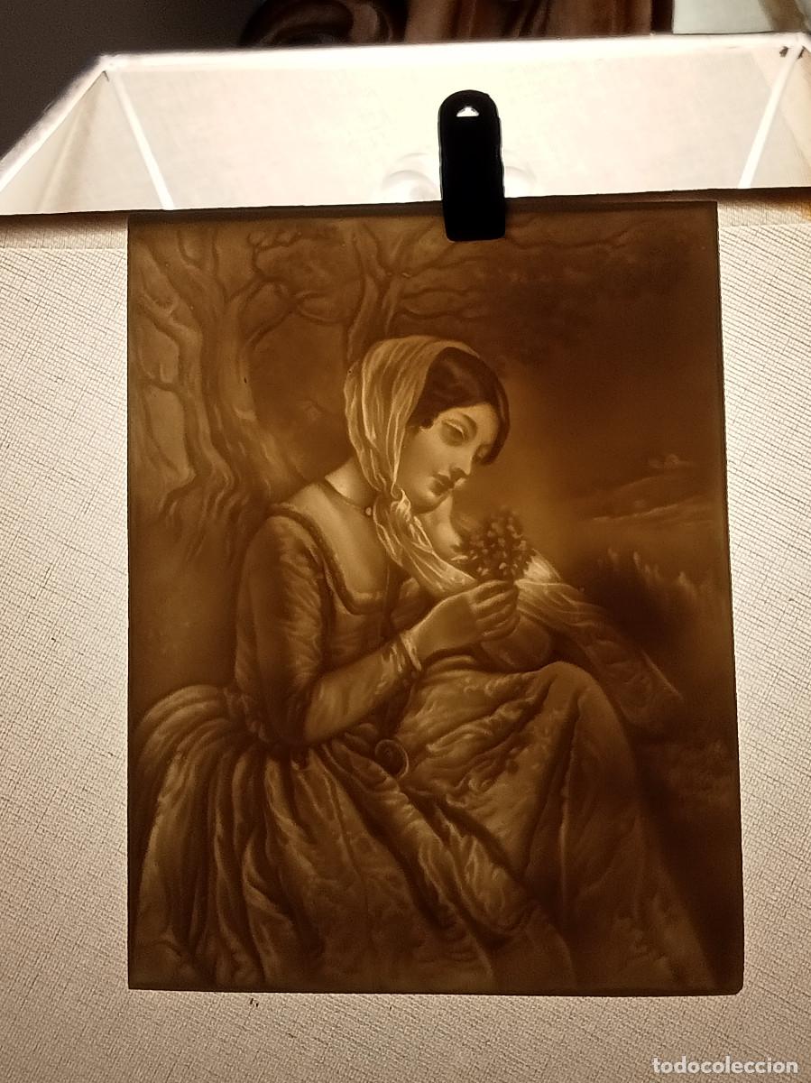 Antig&uuml;edades: Litofan&iacute;a de mujer con pa&ntilde;uelo y flores - Foto 1