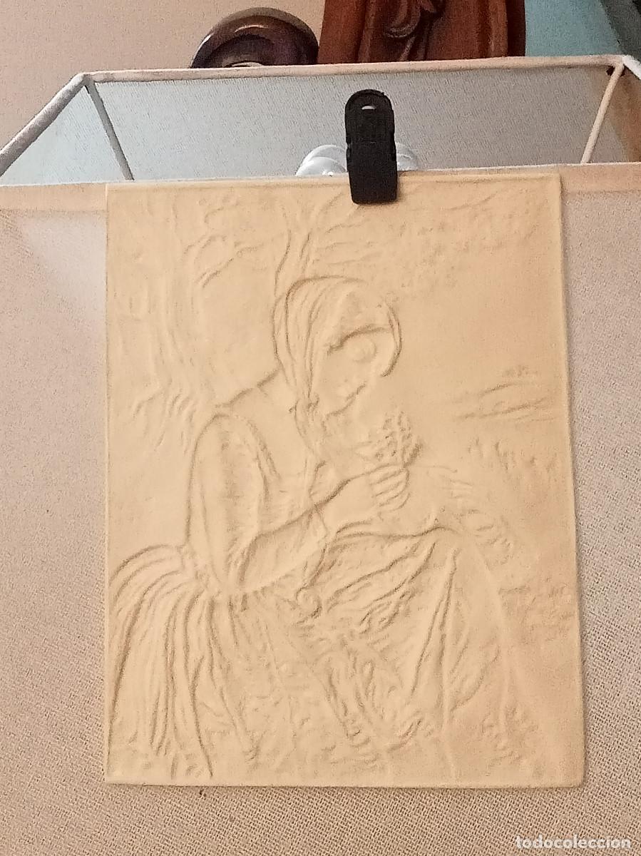 Antig&uuml;edades: Litofan&iacute;a de mujer con pa&ntilde;uelo y flores - Foto 2