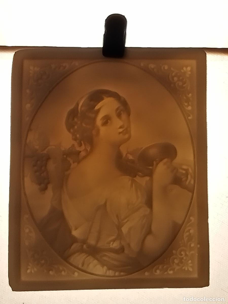 Antig&uuml;edades: Litofan&iacute;a de mujer mirando al cielo - Foto 1