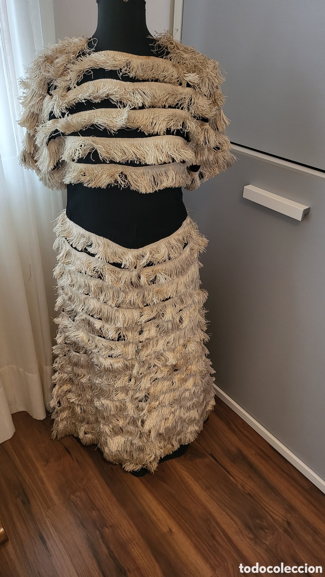 Antig&uuml;edades: ANTIGUO VESTIDO DE SEDA DE RASO Y FLECOS - Foto 2