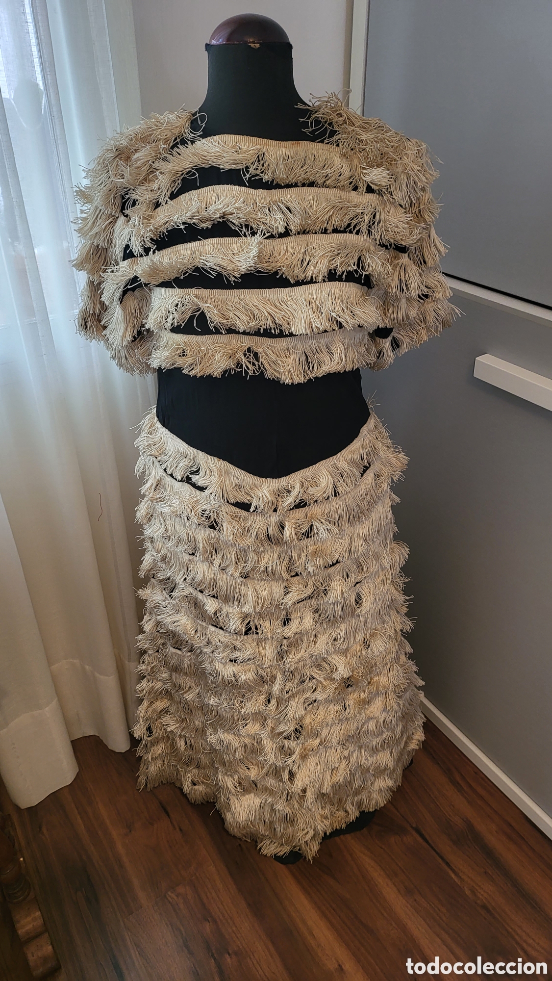Antig&uuml;edades: ANTIGUO VESTIDO DE SEDA DE RASO Y FLECOS - Foto 4