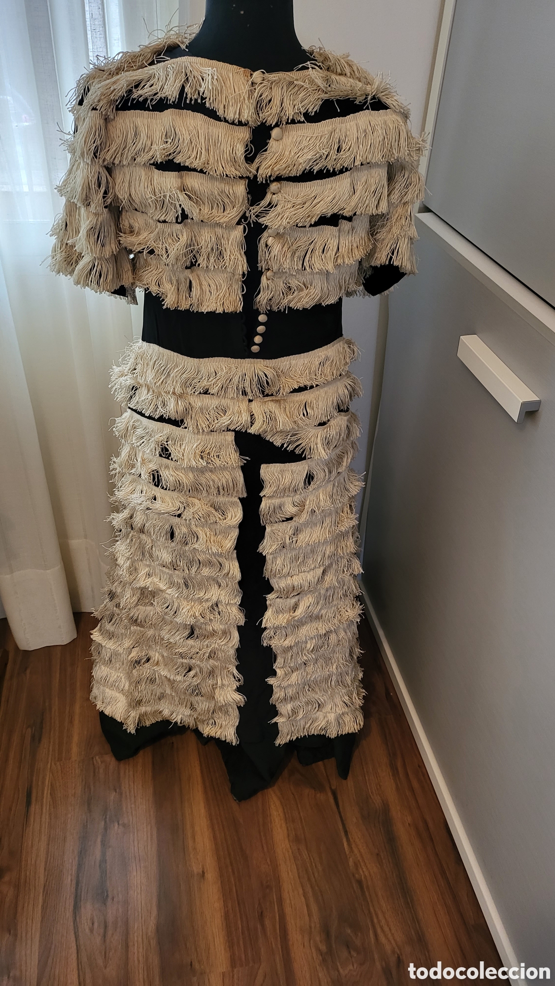 Antig&uuml;edades: ANTIGUO VESTIDO DE SEDA DE RASO Y FLECOS - Foto 6