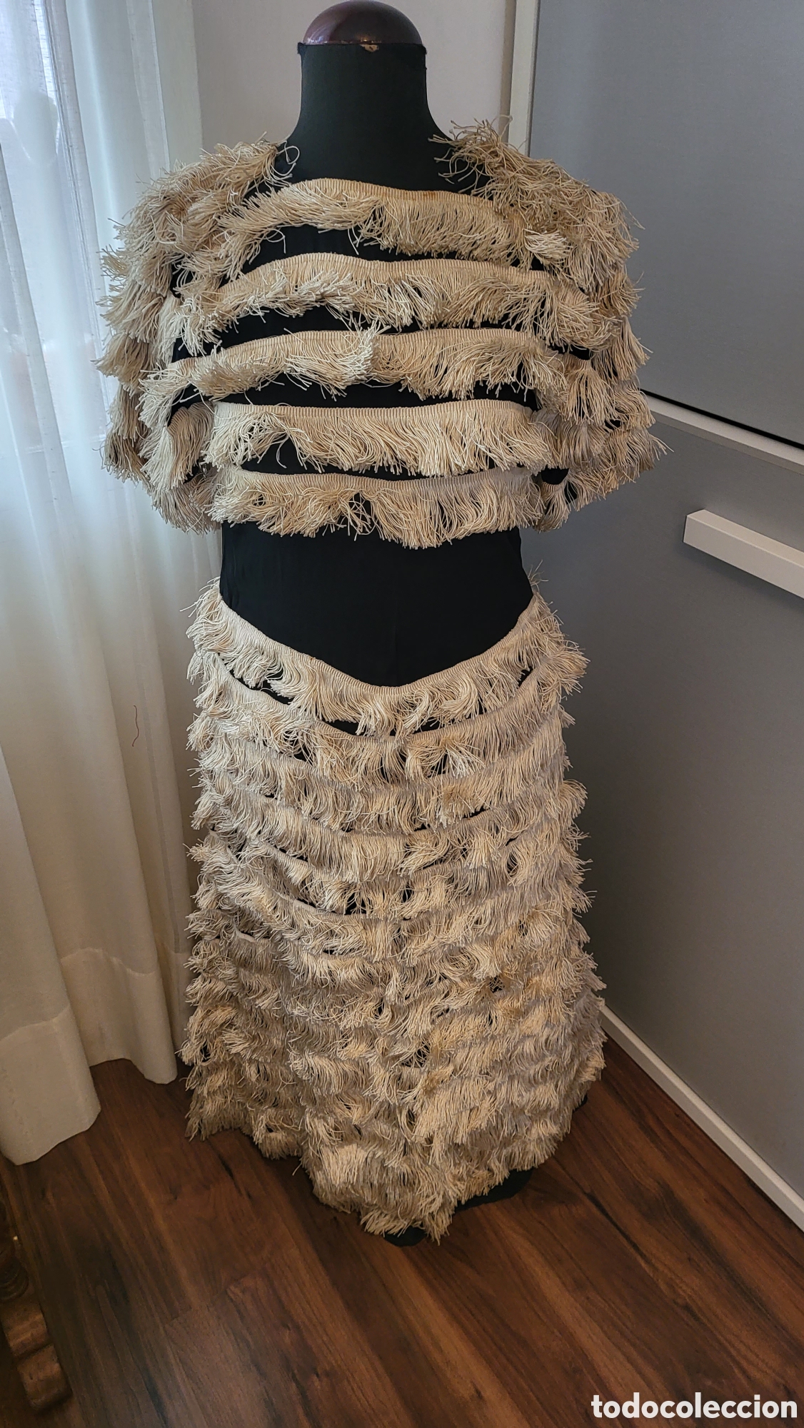 Antig&uuml;edades: ANTIGUO VESTIDO DE SEDA DE RASO Y FLECOS - Foto 1